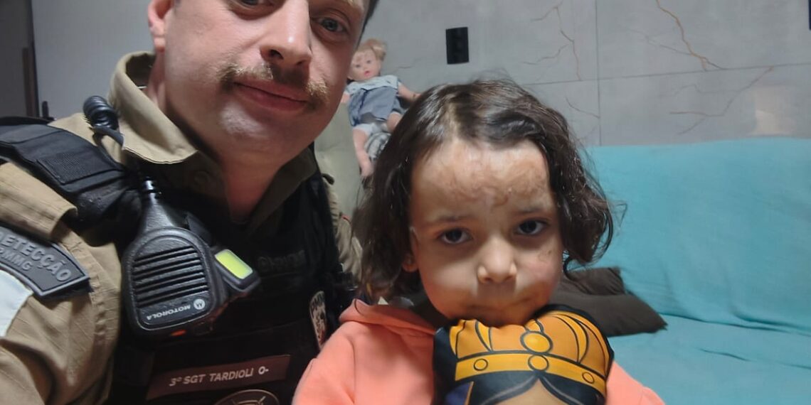 “Ela mudou minha vida para sempre”, diz PM após visita à criança salva em incêndio em Poços