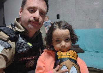“Ela mudou minha vida para sempre”, diz PM após visita à criança salva em incêndio em Poços