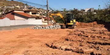 Prefeitura de Poços inicia construção de campo society em bairro da zona leste
