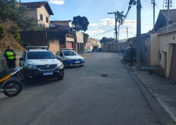 Operação aborda 30 veículos, remove motocicletas e autua condutor em Poços de Caldas