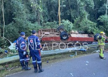ATUALIZADO: Duas mulheres morrem e sete pessoas ficam gravemente feridas após ônibus rural capotar entre Poços e São Roque