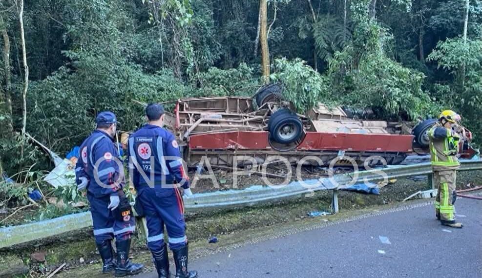 ATUALIZADO: Duas mulheres morrem e sete pessoas ficam gravemente feridas após ônibus rural capotar entre Poços e São Roque