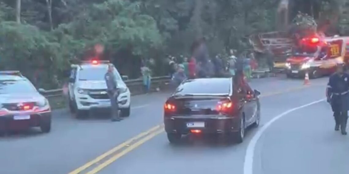 URGENTE: Duas pessoas morrem e pelo menos mais cinco ficam feridas após ônibus rural capotar entre Poços e São Roque