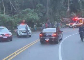 URGENTE: Duas pessoas morrem e pelo menos mais cinco ficam feridas após ônibus rural capotar entre Poços e São Roque