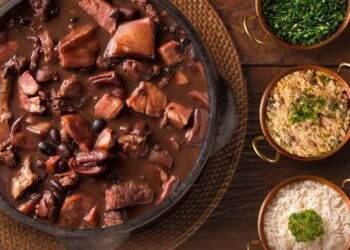 Paróquia Nossa Senhora Aparecida promove feijoada beneficente em Poços neste domingo (26)