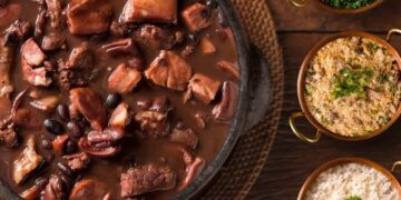 Paróquia Nossa Senhora Aparecida promove feijoada beneficente em Poços neste domingo (26)