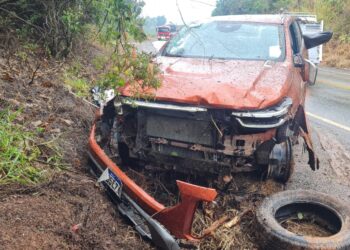 Jovem de 19 anos fica ferido após caminhonete capotar na MGC-267, em Machado