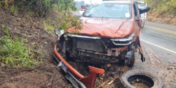 Jovem de 19 anos fica ferido após caminhonete capotar na MGC-267, em Machado