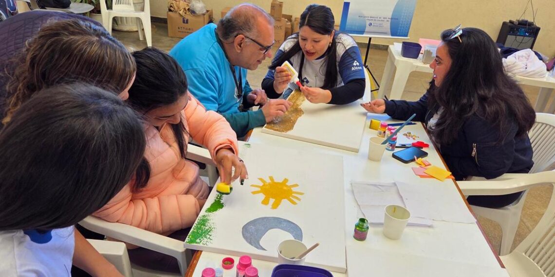Voluntários da Alcoa promovem ação especial com pessoas com deficiência visual em Poços de Caldas