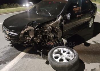 Passageira fica ferida após carro bater em poste em Poços de Caldas