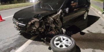 Passageira fica ferida após carro bater em poste em Poços de Caldas