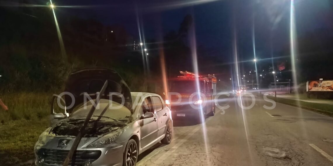 Princípio de incêndio atinge carro na avenida Wenceslau Braz em Poços de Caldas