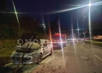Princípio de incêndio atinge carro na avenida Wenceslau Braz em Poços de Caldas