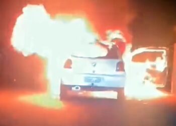 PM evita tragédia ao retirar três pessoas de carro que foi destruído pelo fogo