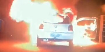 PM evita tragédia ao retirar três pessoas de carro que foi destruído pelo fogo