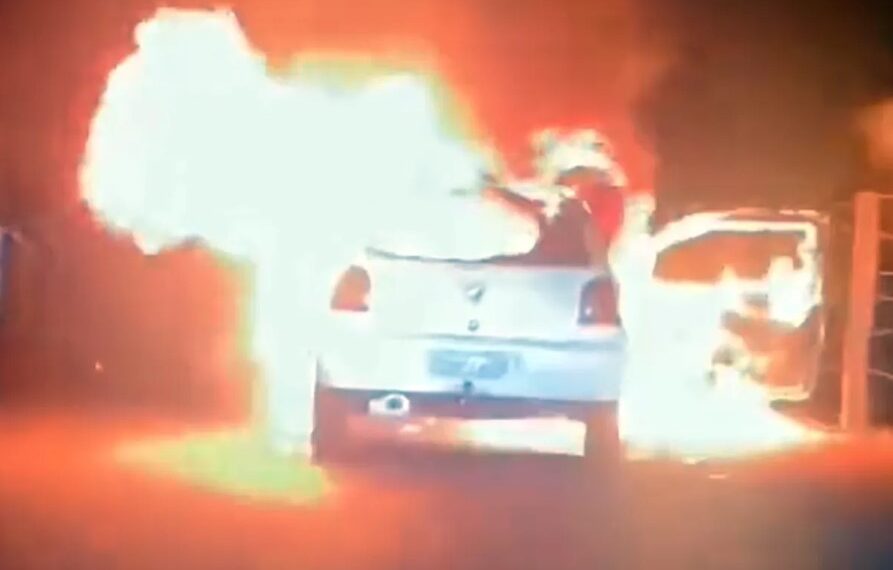 PM evita tragédia ao retirar três pessoas de carro que foi destruído pelo fogo