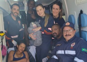 Bebê nasce com ajuda de equipe do SAMU durante deslocamento para hospital em Poços