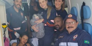 Bebê nasce com ajuda de equipe do SAMU durante deslocamento para hospital em Poços