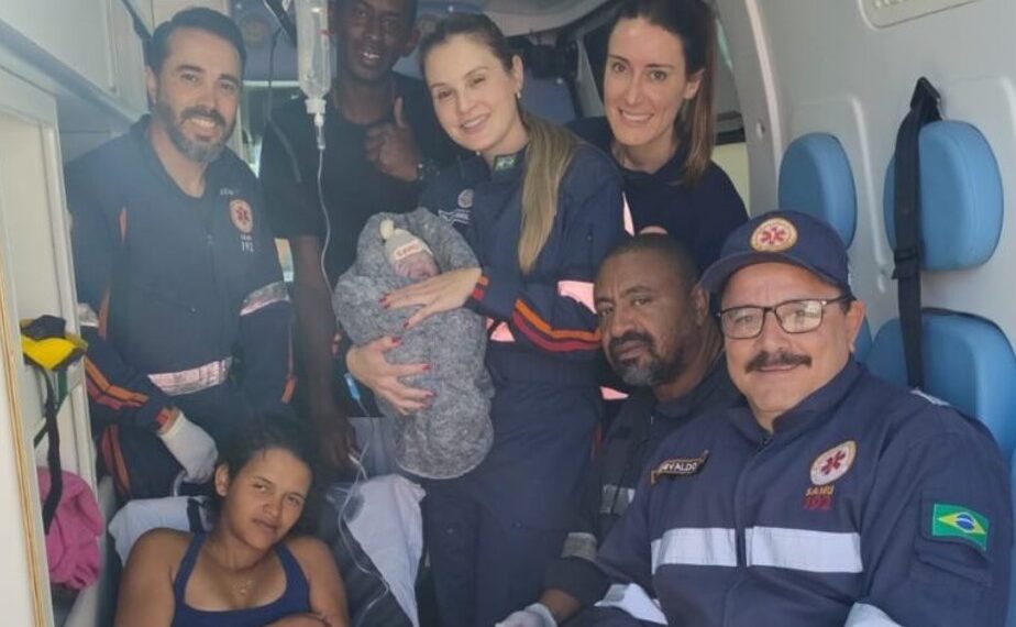 Bebê nasce com ajuda de equipe do SAMU durante deslocamento para hospital em Poços