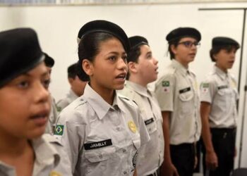 Justiça mantém decisão que encerra escolas cívico-militares em Minas Gerais