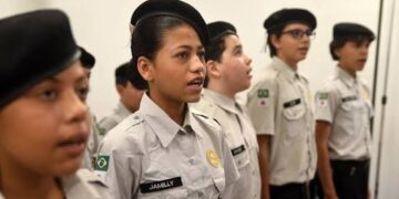 Justiça mantém decisão que encerra escolas cívico-militares em Minas Gerais
