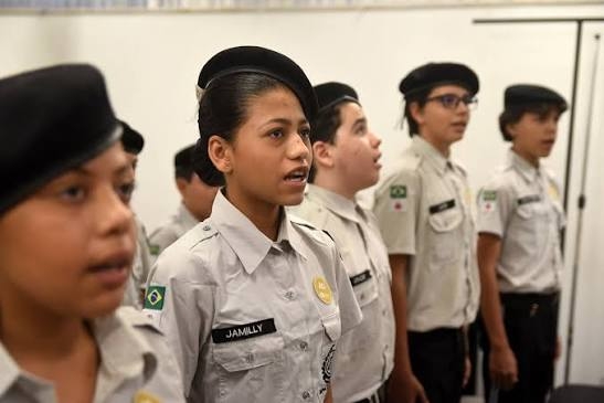 Justiça mantém decisão que encerra escolas cívico-militares em Minas Gerais