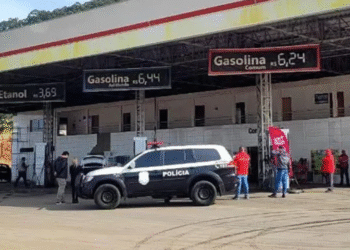 Posto de combustíveis no Marco Divisório é flagrado funcionando mesmo após interdição