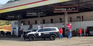 Posto de combustíveis no Marco Divisório é flagrado funcionando mesmo após interdição