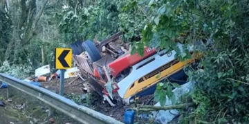 Ônibus que capotou na serra de São Roque não tinha autorização para transporte rural