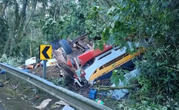 Ônibus que capotou na serra de São Roque não tinha autorização para transporte rural