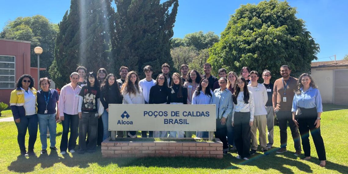 Alcoa recebe estudantes de comunicação da PUC Minas