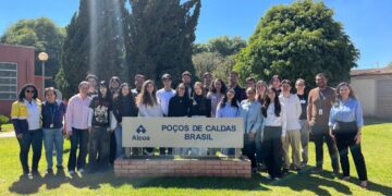 Alcoa recebe estudantes de comunicação da PUC Minas