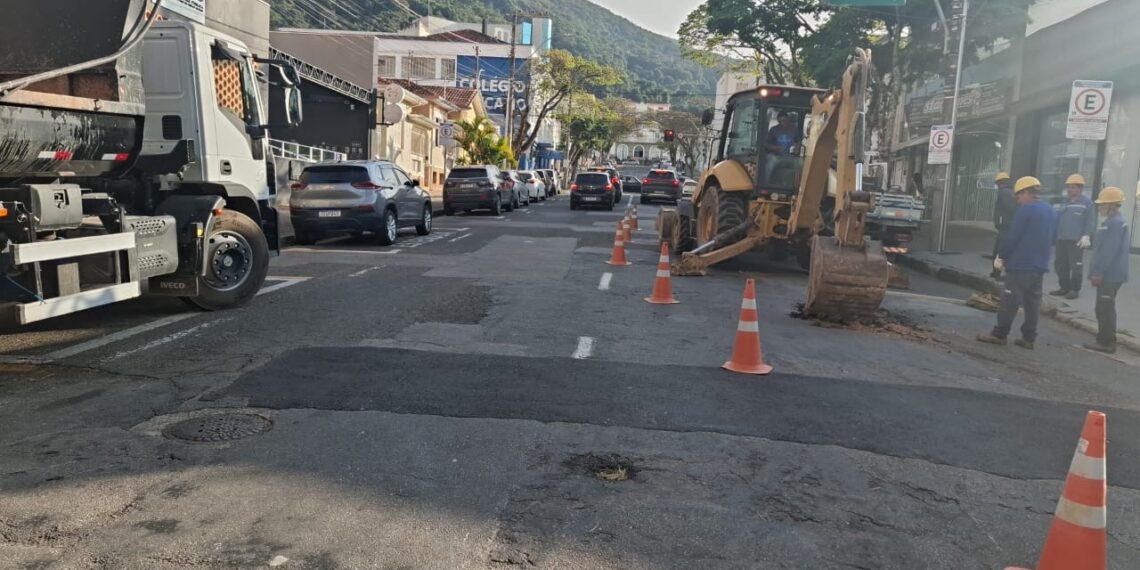 Obra do DMAE interdita parcialmente rua do centro de Poços; confira