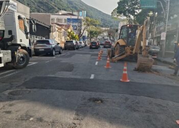 Obra do DMAE interdita parcialmente rua do centro de Poços; confira