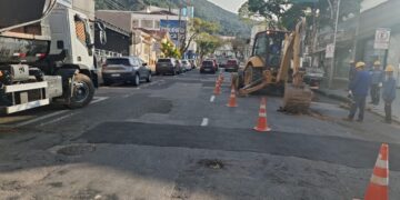 Obra do DMAE interdita parcialmente rua do centro de Poços; confira