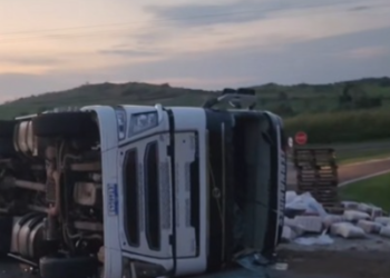 Carreta com 27 toneladas de arroz tomba em São José do Rio Pardo