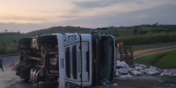 Carreta com 27 toneladas de arroz tomba em São José do Rio Pardo