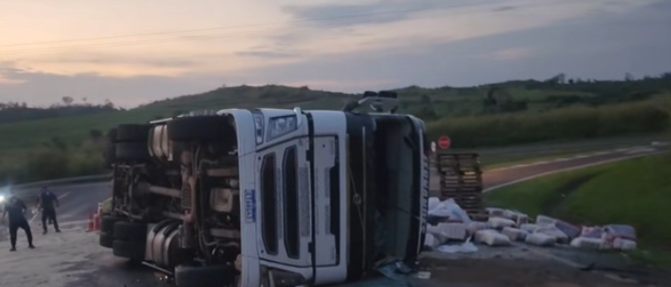 Carreta com 27 toneladas de arroz tomba em São José do Rio Pardo