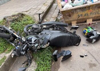Acidente entre carro e moto deixa motociclista ferido em Poços