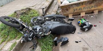 Acidente entre carro e moto deixa motociclista ferido em Poços