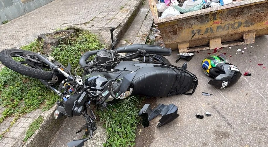 Acidente entre carro e moto deixa motociclista ferido em Poços