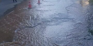 Rompimento de adutora afeta abastecimento de água em Poços; confira as regiões