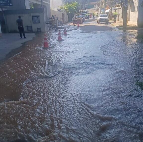 Rompimento de adutora afeta abastecimento de água em Poços; confira as regiões