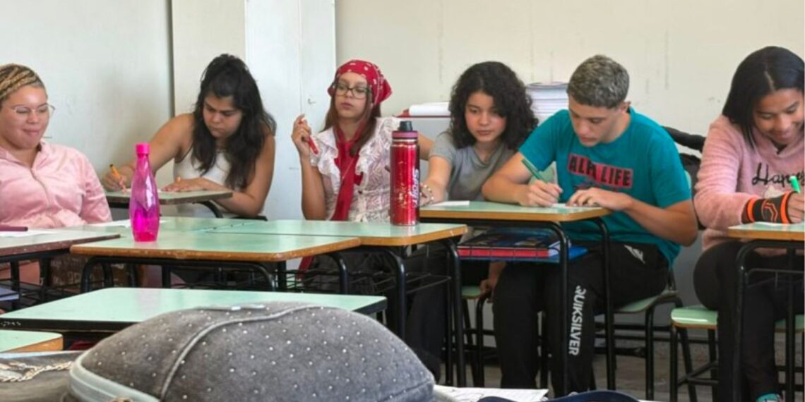 Agosto Lilás leva debate sobre violência contra a mulher a escola de Poços