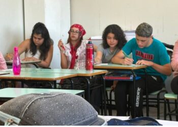 Agosto Lilás leva debate sobre violência contra a mulher a escola de Poços