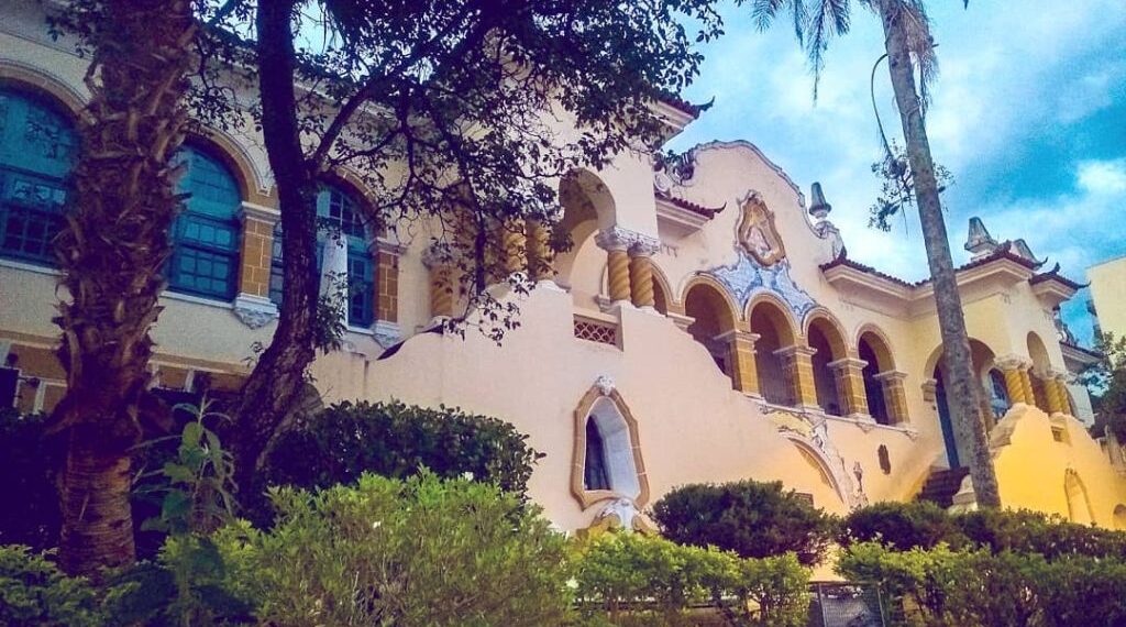 Diretora é suspeita de obrigar aluno de 10 anos a beber a própria urina em escola no Sul de Minas