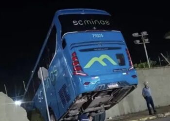 Ônibus desce sozinho, derruba muro e invade área da Copasa no Sul de Minas