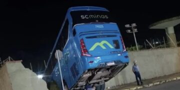 Ônibus desce sozinho, derruba muro e invade área da Copasa no Sul de Minas