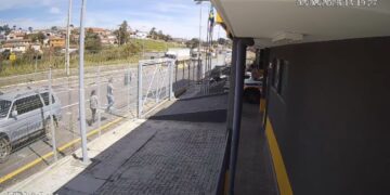 VÍDEO: Criança é socorrida após ser atacada na cabeça por cachorro em Poços