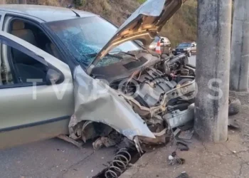 Carro bate em poste e deixa motorista ferido em Poços